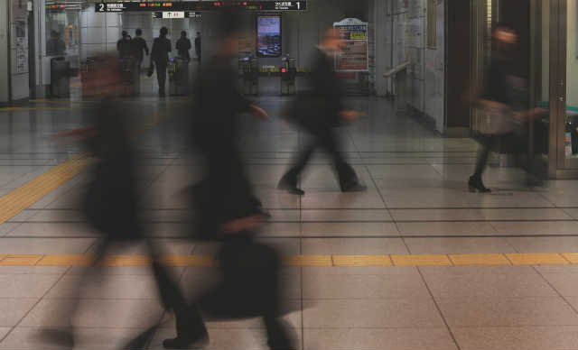 駅を行き交う人々