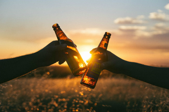 ビール瓶で乾杯