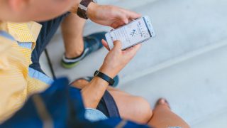 iPhoneを使っている男性