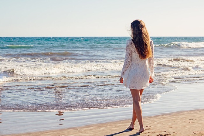海を見つめる女性