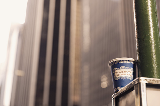 ビル街でコーヒー