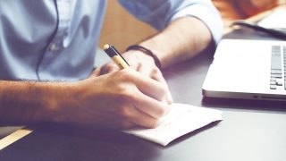 メモを書いている様子