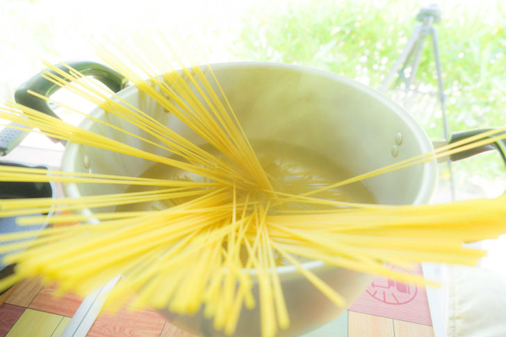 パスタを茹でる
