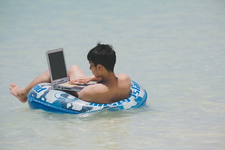 Googleアナリティクスのチェックを海で