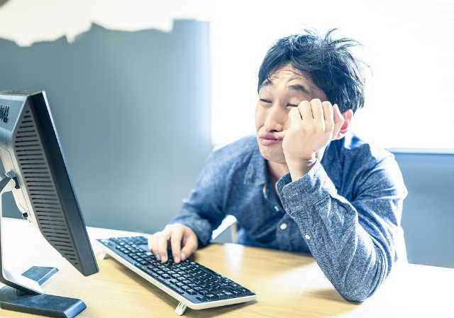 いやいやPCを触る