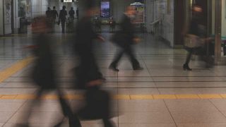 駅を行き交う人々