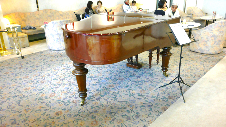 カフェドラペのグランドピアノ