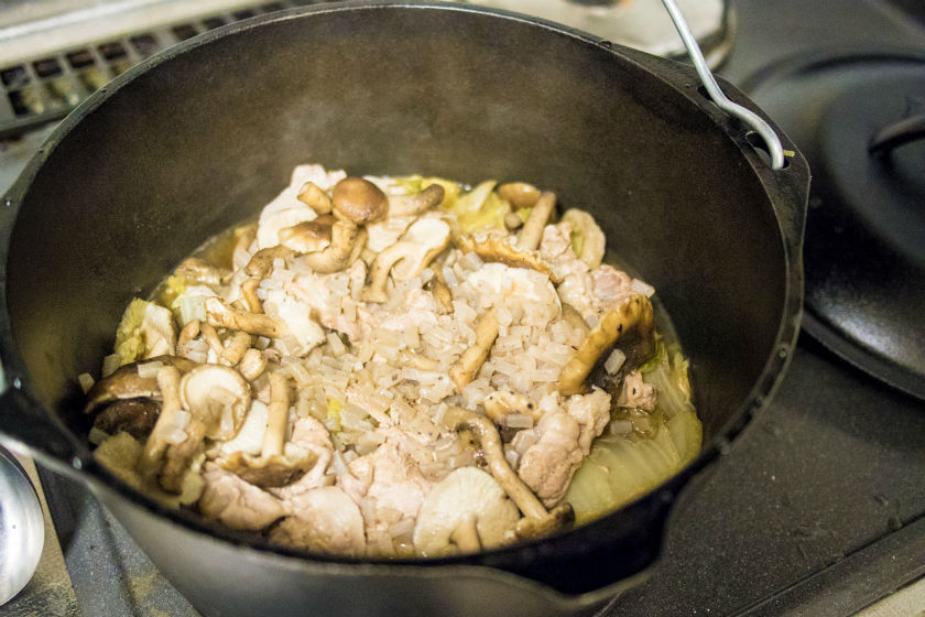 ダッチオーブンで作った豚肉と白菜の煮物