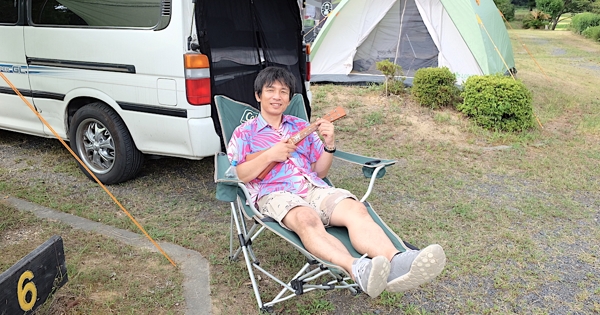 キャンプ場でウクレレ
